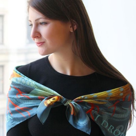 Square 100% silk TWILL scarf "Secrets" grey tropical fish, jellyfish, coral reef - Picture 5 of 5